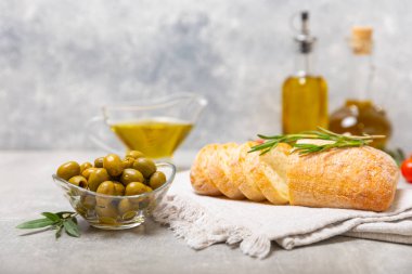 Zeytinli, sarımsaklı, parmesanlı ve biberiyeli İtalyan ciabatta ekmeği. Lezzetli yemekler. Aperatif. Mesaj için yer. kopyalama alanı. Hassasiyet. Afiyet olsun..