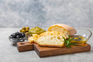 Zeytinli, sarımsaklı, parmesanlı ve biberiyeli İtalyan ciabatta ekmeği. Lezzetli yemekler. Aperatif. Mesaj için yer. kopyalama alanı. Hassasiyet. Afiyet olsun..