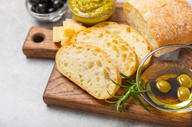 Zeytinli, sarımsaklı, parmesanlı ve biberiyeli İtalyan ciabatta ekmeği. Lezzetli yemekler. Aperatif. Mesaj için yer. kopyalama alanı. Hassasiyet. Afiyet olsun..