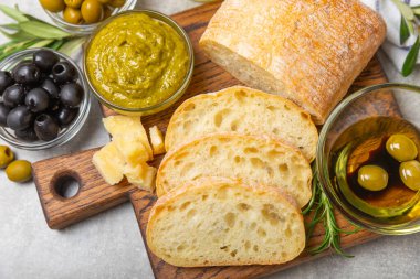 Zeytinli, sarımsaklı, parmesanlı ve biberiyeli İtalyan ciabatta ekmeği. Lezzetli yemekler. Aperatif. Mesaj için yer. kopyalama alanı. Hassasiyet. Afiyet olsun..