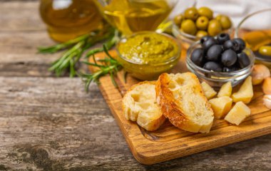 Zeytinli İtalyan ciabatta ekmeği, sarımsak, parmesan ve ahşap dokuda biberiye. Lezzetli yemekler. Aperatif. Mesaj için yer. kopyalama alanı. Hassasiyet. Afiyet olsun..