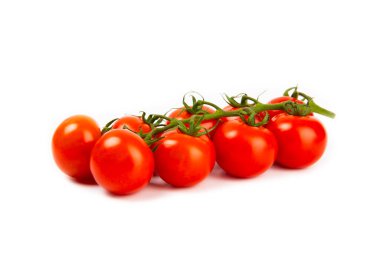 Beyaz arka planda izole edilmiş vişne domatesleri. Kırmızı taze domates. Taze sebzeler. Vejetaryen. Yakın plan. Sağlıklı yiyecekler. Salata Malzemeleri.
