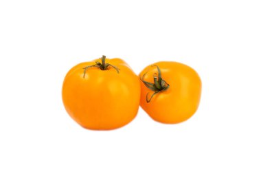 Beyaz arka planda izole edilmiş sarı domates. Taze sarı domatesler. Taze sebzeler. Vejetaryen. Yakın plan. Sağlıklı yiyecekler. Salata Malzemeleri.