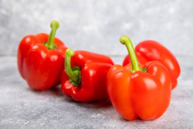 Mermer zemin üzerinde taze kırmızı dolma biber. Dolmalık biber. Sebzeler. Vejetaryen yemeği. Sağlıklı yiyecekler. Mesaj için yer. Kopyalanacak yer. Diyet kavramı.