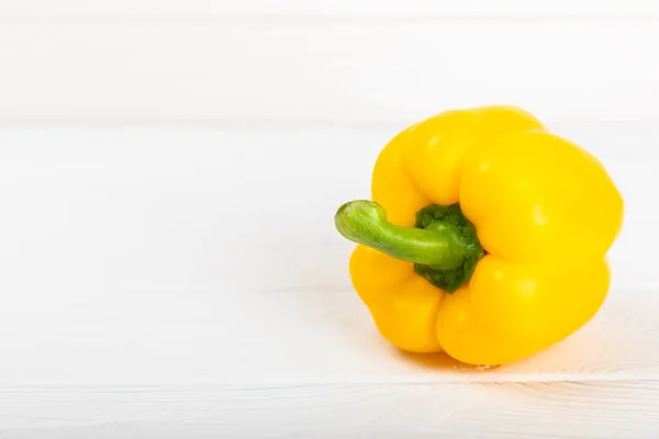 Φρέσκο Πολύχρωμο Κίτρινο Bell Pepper Λευκό Υφή Ξύλινο Φόντο Πέπερ — Φωτογραφία Αρχείου