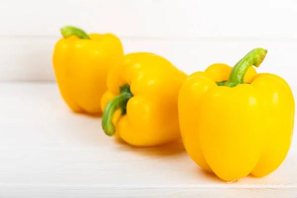 Φρέσκο Πολύχρωμο Κίτρινο Bell Pepper Λευκό Υφή Ξύλινο Φόντο Πέπερ — Φωτογραφία Αρχείου