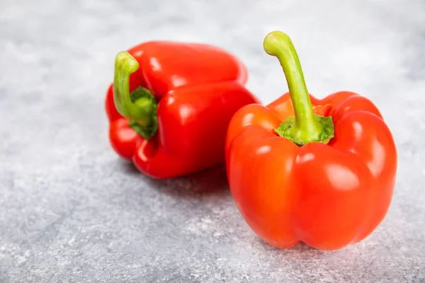 Φρέσκο Κόκκινο Bell Pepper Μαρμάρινο Φόντο Πέπερ Λαχανικά Χορτοφαγικά Υγιεινά — Φωτογραφία Αρχείου