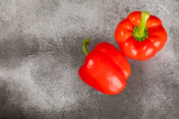 Φρέσκο Κόκκινο Bell Pepper Μαρμάρινο Φόντο Πέπερ Λαχανικά Χορτοφαγικά Υγιεινά — Φωτογραφία Αρχείου