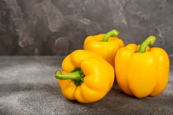 Φρέσκο Κίτρινο Bell Pepper Μαρμάρινο Φόντο Πέπερ Λαχανικά Χορτοφαγικά Υγιεινά — Φωτογραφία Αρχείου