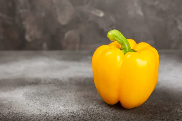 Φρέσκο Κίτρινο Bell Pepper Μαρμάρινο Φόντο Πέπερ Λαχανικά Χορτοφαγικά Υγιεινά — Φωτογραφία Αρχείου