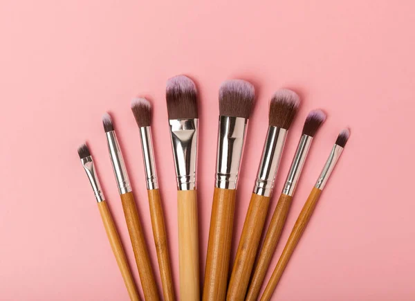 stock image Cosmetic makeup brush on a pink background. Cosmetic product for make-up. Creative and beauty fashion concept. Fashion. Collection of cosmetic makeup brushes, top view, banner.Place for text. MOCAP.