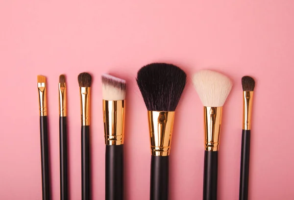 stock image Cosmetic makeup brush on a pink background. Cosmetic product for make-up. Creative and beauty fashion concept. Fashion. Collection of cosmetic makeup brushes, top view, banner.Place for text. MOCAP.