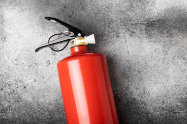 Siyah mermer arka planda yangın söndürücü. Yangın koruması, ev yangını söndürücü. Ev güvenliği kavramı. Mesaj için yer. Boşluğu kopyala. Pankart