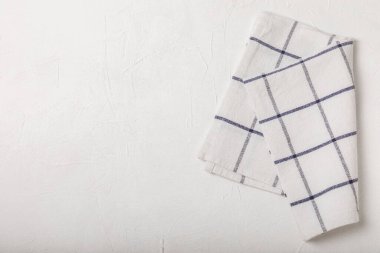 Mermer arka planda mutfak havluları. Mutfak masasında yeni pamuklu havlular. Ev yapımı tekstil. Mesaj için yer. Boşluğu kopyala.