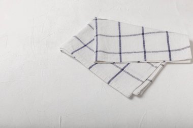 Mermer arka planda mutfak havluları. Mutfak masasında yeni pamuklu havlular. Ev yapımı tekstil. Mesaj için yer. Boşluğu kopyala.