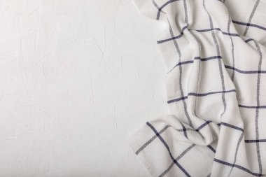 Mermer arka planda mutfak havluları. Mutfak masasında yeni pamuklu havlular. Ev yapımı tekstil. Mesaj için yer. Boşluğu kopyala.