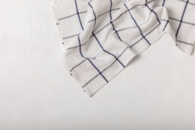 Mermer arka planda mutfak havluları. Mutfak masasında yeni pamuklu havlular. Ev yapımı tekstil. Mesaj için yer. Boşluğu kopyala.