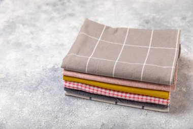Mermer arka planda bir yığın mutfak havlusu. Mutfak masasında yeni pamuklu havlular. Havlu takımı. Ev yapımı tekstil. Mesaj için yer. Boşluğu kopyala.