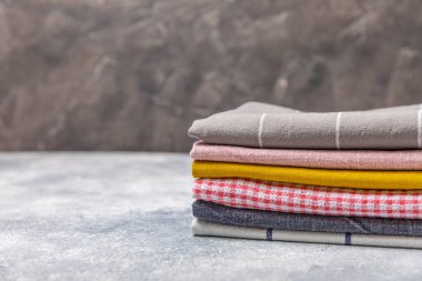 Mermer arka planda bir yığın mutfak havlusu. Mutfak masasında yeni pamuklu havlular. Havlu takımı. Ev yapımı tekstil. Mesaj için yer. Boşluğu kopyala.