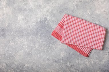 Mermer arka planda mutfak havluları. Mutfak masasında yeni pamuklu havlular. Kırmızı kareli piknik peçetesi. Ev yapımı tekstil. Mesaj için yer. Boşluğu kopyala.