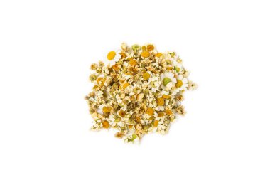 Kurumuş papatya çiçekleri beyaz arka planda izole edilmiş. Papatya çayı. Papatya çayı..