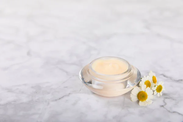 Crème Pour Corps Les Mains Avec Une Fleur Camomille Sur — Photo