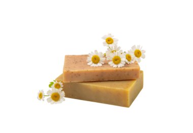 Beyaz arka planda papatya çiçekli doğal ev yapımı sabun. Spa prosedürü. Güzellik konsepti. Vücut bakımı.