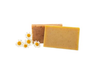 Beyaz arka planda papatya çiçekli doğal ev yapımı sabun. Spa prosedürü. Güzellik konsepti. Vücut bakımı.