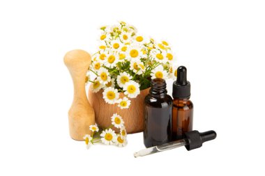 Papatya yağı. Beyaz arka planda izole edilmiş papatya yağı içeren cam şişe. Aromaterapi, spa ve bitkisel ilaç malzemeleri. Kopya için yer var. Güzellik konsepti.