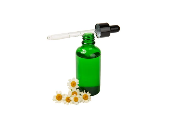 Ätherisches Kamillenöl Glasflasche Mit Ätherischem Kamillenöl Isoliert Auf Weißem Hintergrund — Stockfoto