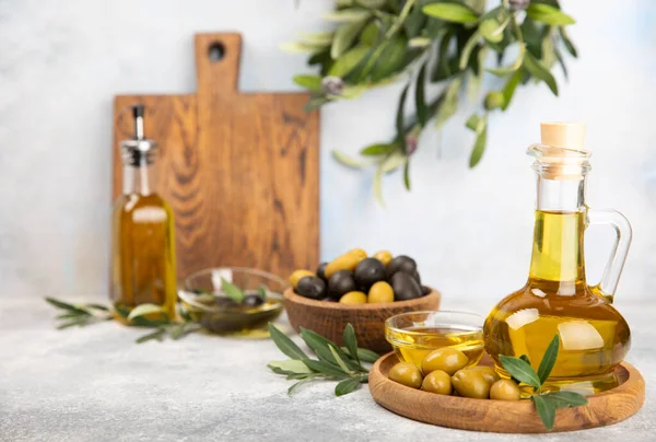 stock image Olive oil in a bottle on a white texture background. Oil bottle with branches and fruits of olives. Place for text. copy space. cooking oil and salad dressing