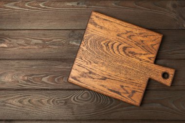 Kahverengi desenli masada kesme tahtası. Mutfak ahşap kesim tahtası. Mutfak eşyaları. Menü. Yemek tarifi. Yemek pişirme kavramı. Mocap. Mesaj için yer. Boşluğu kopyala.