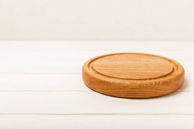 Beyaz bir masada kesme tahtası. Pizza tahtası. Mutfak ahşap kesim tahtası. Mutfak eşyaları. Menü. Yemek tarifi. Yemek pişirme kavramı. Model