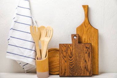 Mutfağın arka planında kesim tahtası var. Mutfak ahşap kesim tahtası ve mutfak havlusu. Mutfak eşyaları. Menü. Yemek tarifi. Yemek pişirme kavramı. Mocap. Mesaj için yer. Boşluğu kopyala.