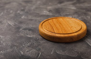 Dokulu bir masanın tahta kesimi. Pizza tahtası. Mutfak ahşap kesim tahtası ve mutfak havlusu. Mutfak eşyaları. Menü. Yemek tarifi. Yemek pişirme kavramı. Model