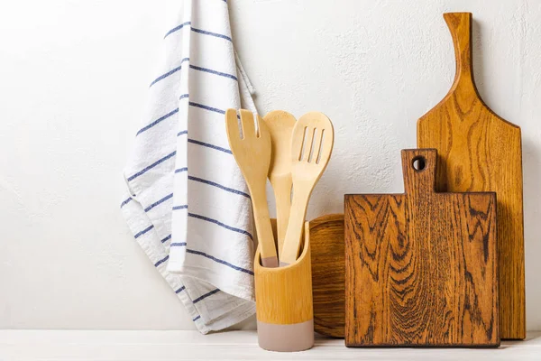 在厨房内部的背景上切割木板 厨房木制切菜板和厨房毛巾 厨房用具 烹饪的概念 Mocap 文字的位置 复制空间 — 图库照片
