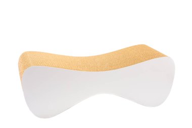 Beyaz arka planda izole edilmiş yatak kaşıma direği. Hayvan bakımı konsepti. Bir kedi için tırmalama tahtası. Tasarım.