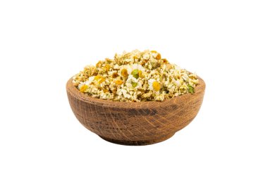 Beyaz arka planda izole edilmiş ahşap kasede kurutulmuş papatya çayı. Papatya çayı. Papatya çayı..