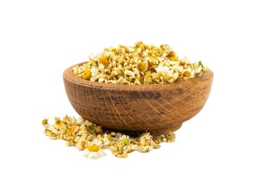 Beyaz arka planda izole edilmiş ahşap kasede kurutulmuş papatya çayı. Papatya çayı. Papatya çayı..