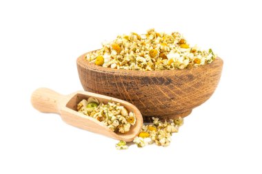 Beyaz arka planda izole edilmiş ahşap kasede kurutulmuş papatya çayı. Papatya çayı. Papatya çayı..