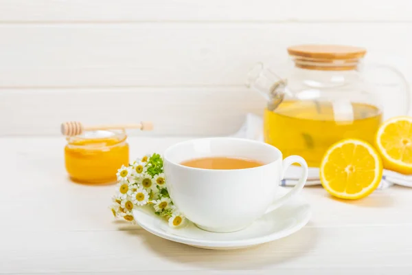 Χαμομήλι Φυτικό Τσάι Μπουμπούκια Λουλουδιών Μέλι Και Λεμόνι Λευκό Ξύλινο — Φωτογραφία Αρχείου