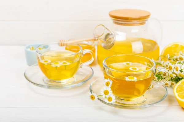 Χαμομήλι Φυτικό Τσάι Μπουμπούκια Λουλουδιών Μέλι Και Λεμόνι Λευκό Ξύλινο — Φωτογραφία Αρχείου