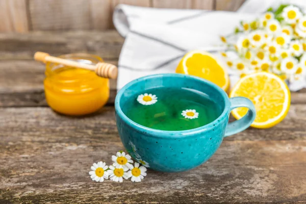 Χαμομήλι Φυτικό Τσάι Μπουμπούκια Λουλουδιών Μέλι Και Λεμόνι Ένα Καφέ — Φωτογραφία Αρχείου