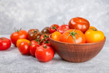 Mermer desenli domatesler. Çeri domatesleri, sarı, pembe, kahverengi ve siyah domatesler bir kasede. Organik sebzeler, hasat. Vejetaryen. Taze olgun domatesler. Boşluğu kopyala.