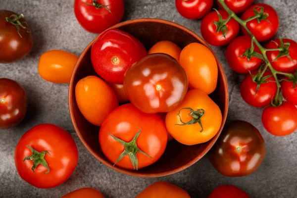 Tomater Marmor Konsistens Bakgrund Körsbärstomater Gula Rosa Bruna Och Svarta — Stockfoto