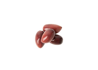 Beyaz arka planda izole edilmiş lezzetli kırmızı zeytinler. Beyaz bir masada zeytin ve zeytin dalları. Hassasiyet.