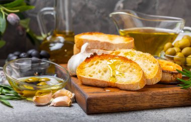 Zeytinyağı, zeytin, pesto, sarımsak ve parmesan soslu Zeytinyağı ve baharatlı ciabatta ekmeği. Hassasiyet. Lezzetli ve sağlıklı yiyecekler. Vejetaryen. Kopyalanacak yer. Boşluğu kopyala.