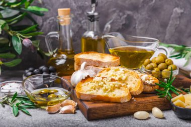 Zeytinyağı, zeytin, pesto, sarımsak ve parmesan soslu Zeytinyağı ve baharatlı ciabatta ekmeği. Hassasiyet. Lezzetli ve sağlıklı yiyecekler. Vejetaryen. Kopyalanacak yer. Boşluğu kopyala.