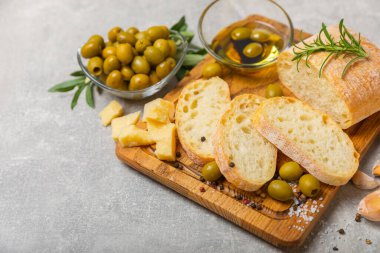 Zeytinyağı, zeytin, pesto, sarımsak ve parmesan soslu Zeytinyağı ve baharatlı ciabatta ekmeği. Hassasiyet. Lezzetli ve sağlıklı yiyecekler. Vejetaryen. Kopyalanacak yer. Boşluğu kopyala.