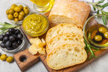 Zeytinyağı, zeytin, pesto, sarımsak ve parmesan soslu Zeytinyağı ve baharatlı ciabatta ekmeği. Hassasiyet. Lezzetli ve sağlıklı yiyecekler. Vejetaryen. Kopyalanacak yer. Boşluğu kopyala.